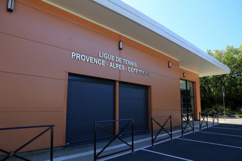 Base de vie et courts de tennis couverts en charpente métallique à Aix en Provence